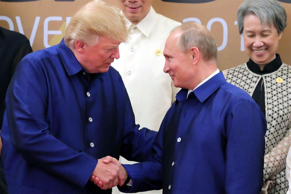 La stretta di mano fra Trump e Putin al vertice Apec in Vietnam (Ansa)