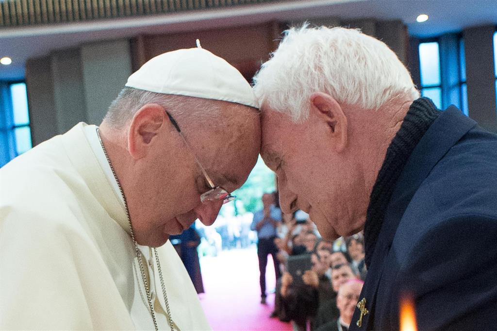 L'incontro tra il Papa e Ernest Simoni a TIrana il 21 settembre 2014 (Osservatore Romano)