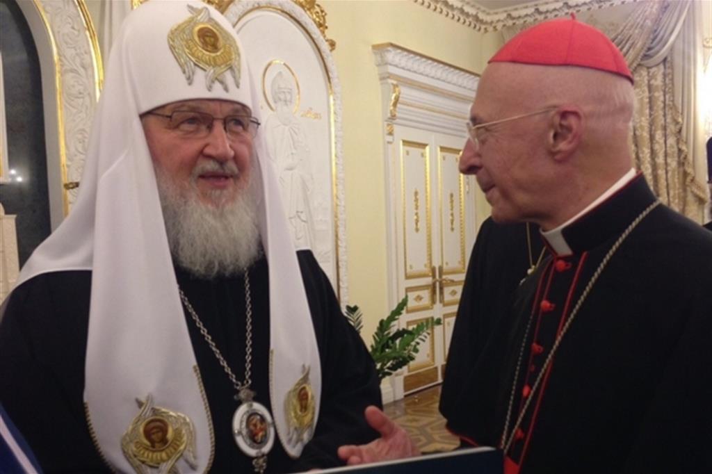 Il presidente della Cei, cardinale Angelo Bagnasco, con il patriarca Kirill a Mosca