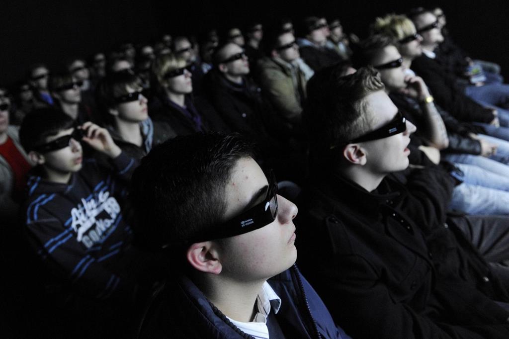 Giovani al cinema con gli occhiali 3D (Ansa)
