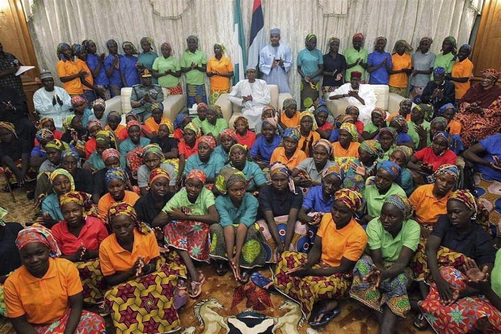 Il presidente nigeriano Buhari a maggio con 82 ragazze liberate (Ansa)