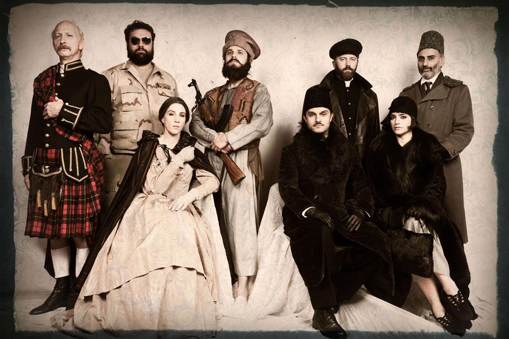 PEDINE DELLA STORIA. Il cast de “Il grande gioco - Afghanistan”, all’Elfo Puccini di Milano