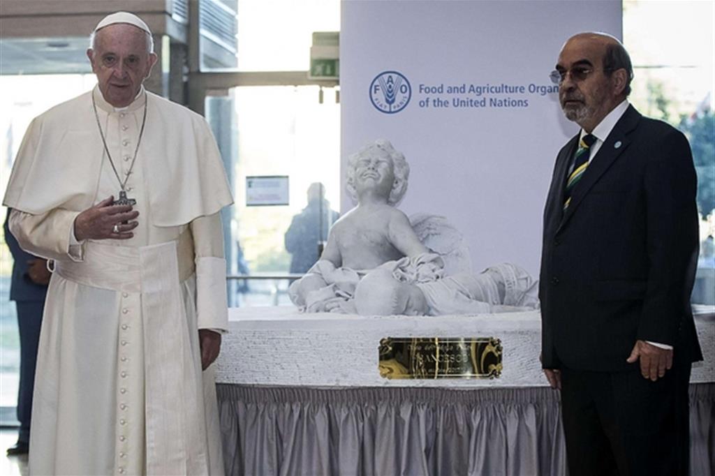 Papa Francesco dona alla Fao scultura del piccolo profugo Aylan