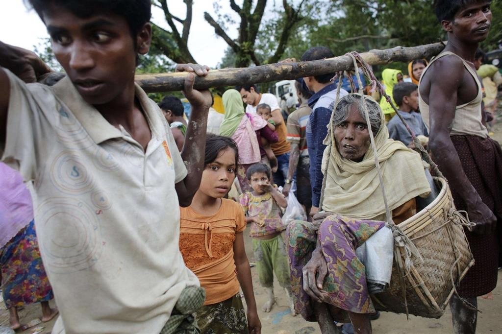 Un giovane rohingya con la madre malata a Teknaf, appena varcato il confine con il Bangladesh (Epa)