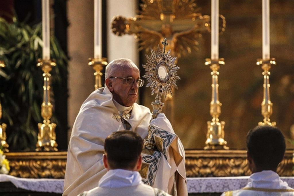 Il Papa: «Eucaristia memoria viva dell'amore di Dioi