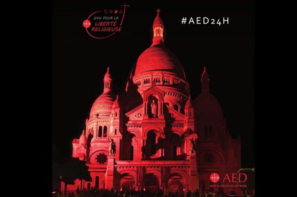 Martiri cristiani: la Basilica del Sacro Cuore a Montmartre illuminata di rosso
