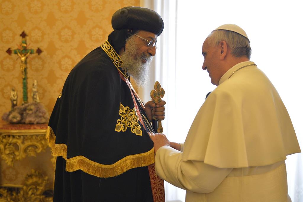 Il patriarca copto-ortodosso Tawadros II e papa Francesco in udienza privata (foto Ansa)