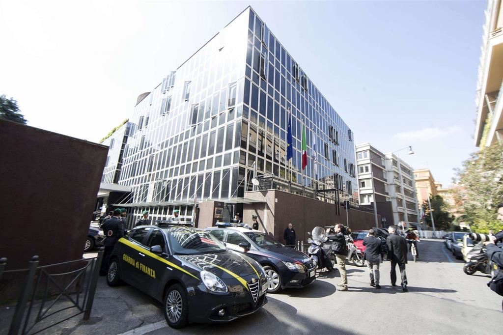 L'acquisizione, il 13 aprile, di atti relativi ad appalti negli uffici Consip da parte di Carabinieri e Finanza