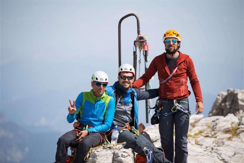 Rosa (in centro) con Simone Elmi (a sinistra) e un’altra guida alpina di Activity Trentino