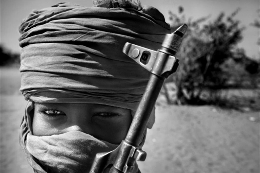 Un bambino soldato delle milizie sudanesi in Darfur