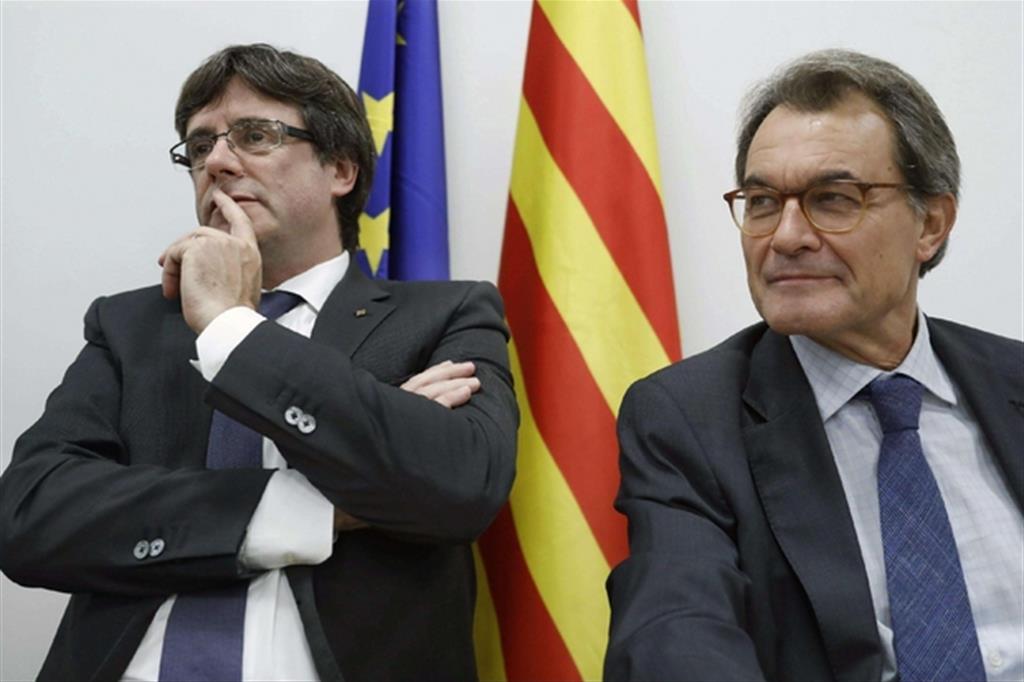 Il presidente regionale catalano Carles Puigdemont e il suo predecessore Artur Mas (Ansa)