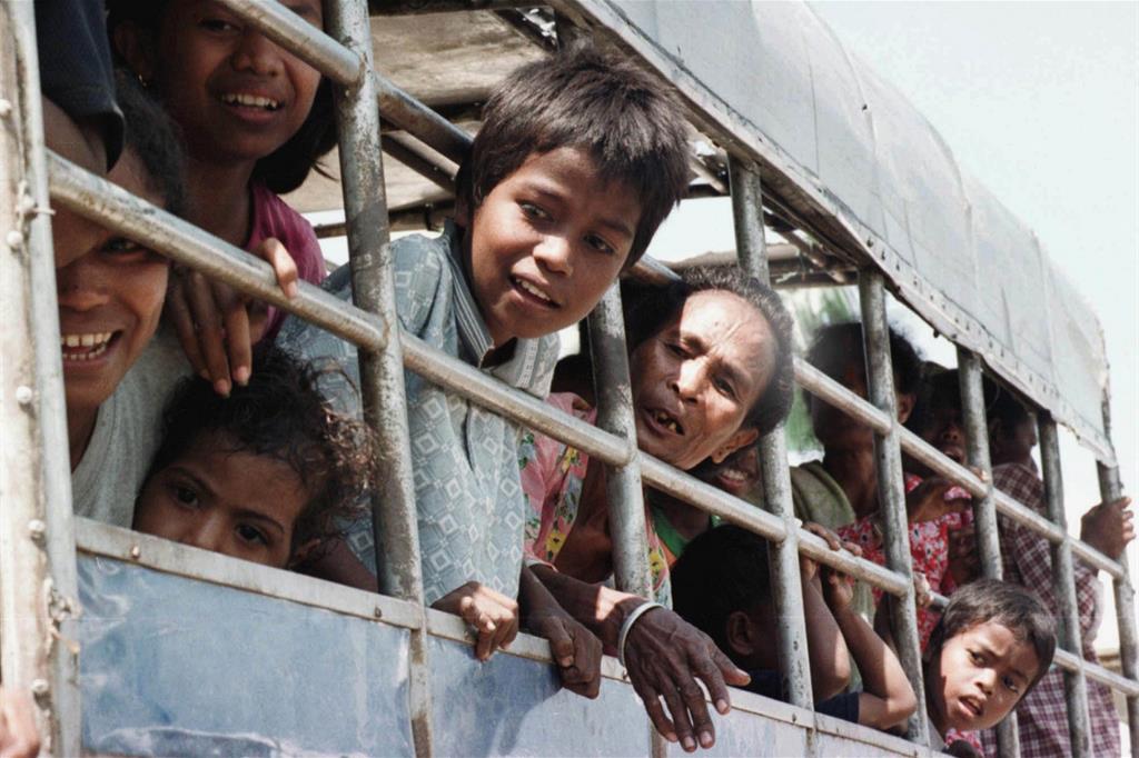 Profughi di Timor Est tornano nelle loro case nel 2001.