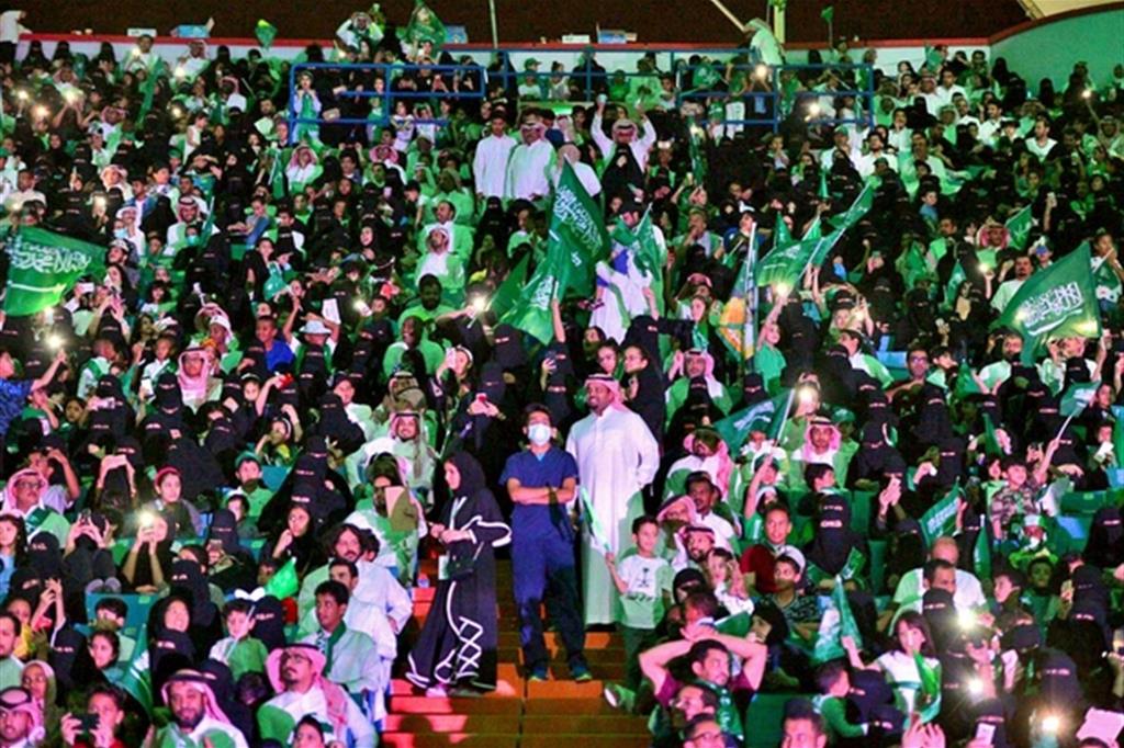 Uomini e donna allo stadio di Riad il 23 settembre, ma per la festa del regno (Ansa/Ap)