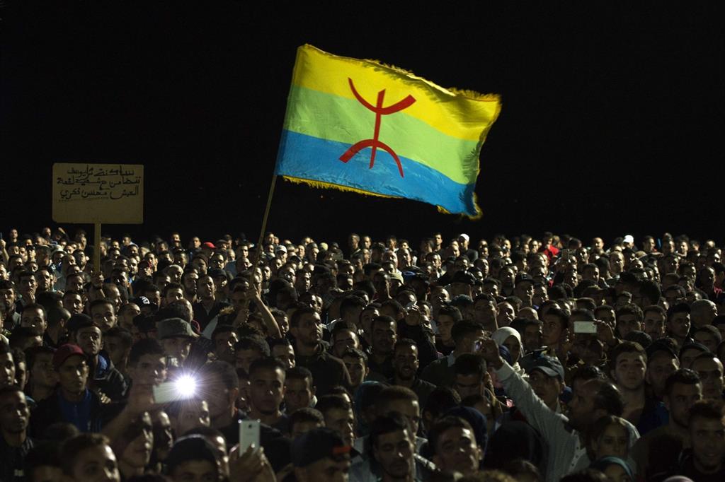 Una manifestazione di imazighen, il popolo berbero, nella città marocchina di Al Hoceima