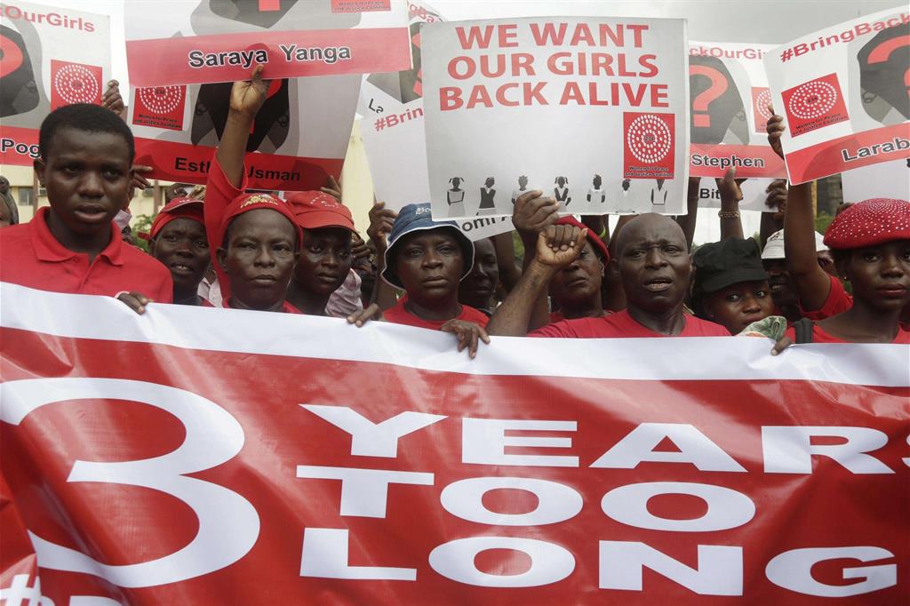 Una manifestazione oggi a Lagos ha invocato il rilascio delle giovani di Chibok (Ansa)