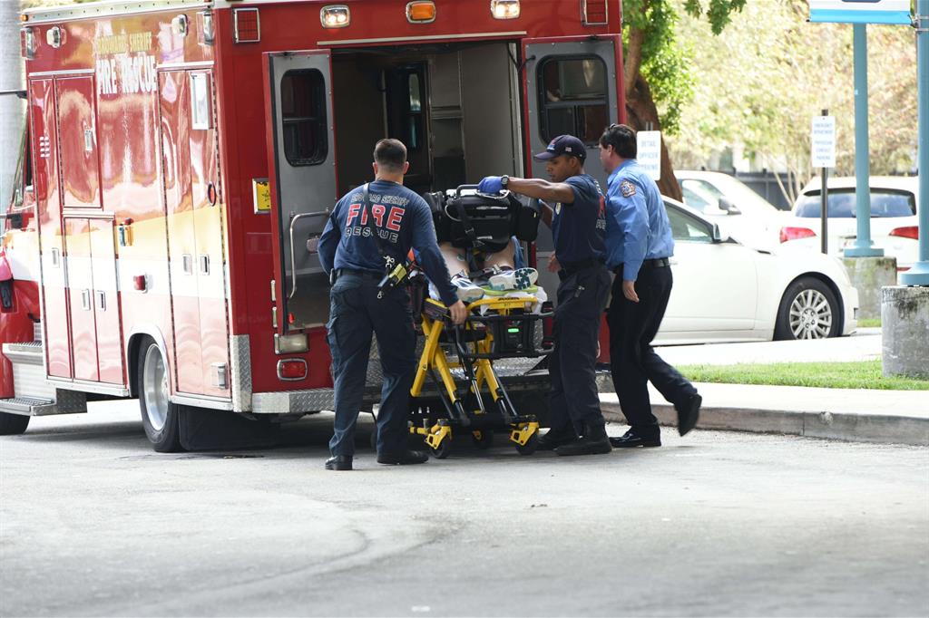 Una vittima soccorsa dopo la sparatoria all'aeroporto di Fort Lauderdale, in Florida (Ansa)