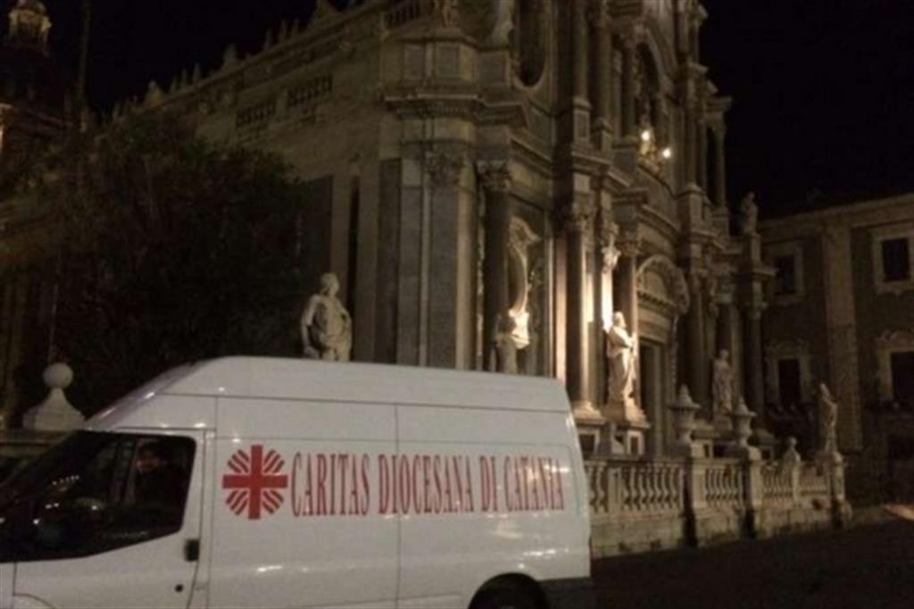Catania, il Duomo occupato e i senza casa. «Serve una soluzione»