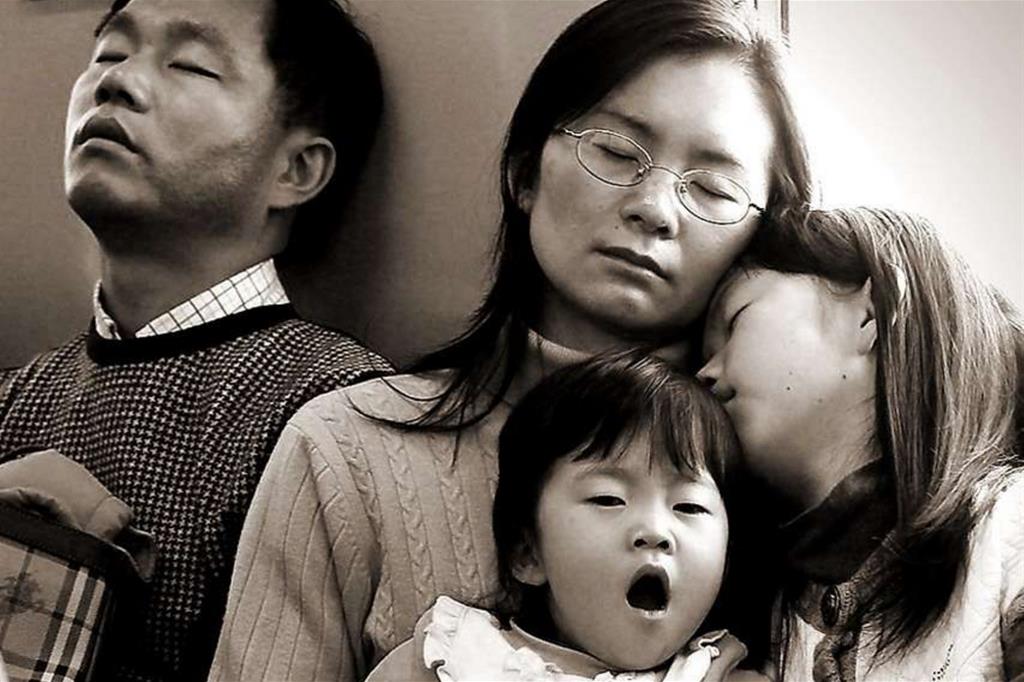 Una famiglia giapponese in metropolitana (via Flickr https://flic.kr/p/5Uzprj)