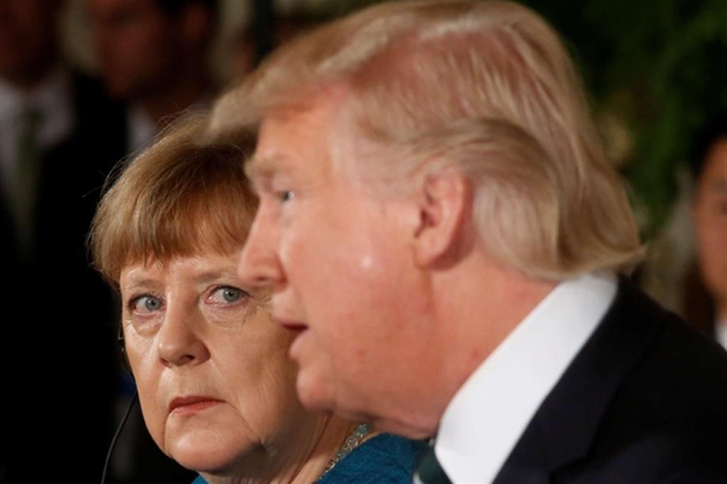 Merkel-Trump, sorrisi forzati nella Sala Ovale. E salta la stretta di mano