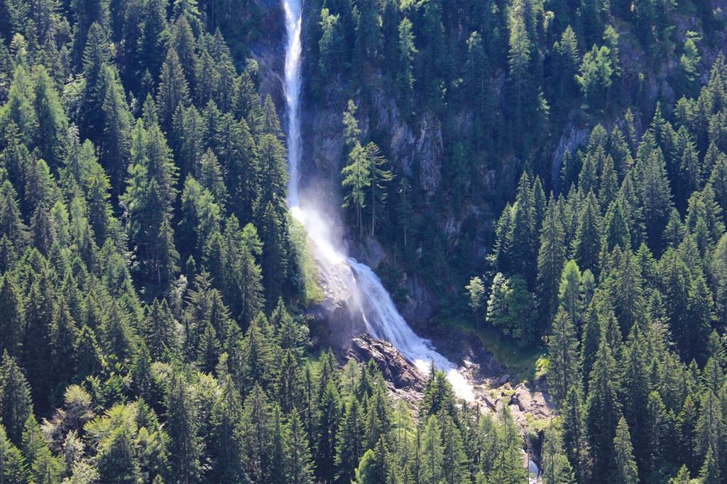 Particolare delle cascate di Lares, con la suggestione prospettica del getto elicoidale (acqua dell’Adamello). - 