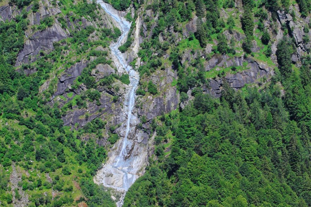 La cascata del Gabbiolo (acqua della Presanella). - 