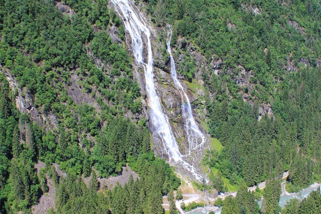Le cascate e il rifugio Nàrdis (acqua della Presanella). - 
