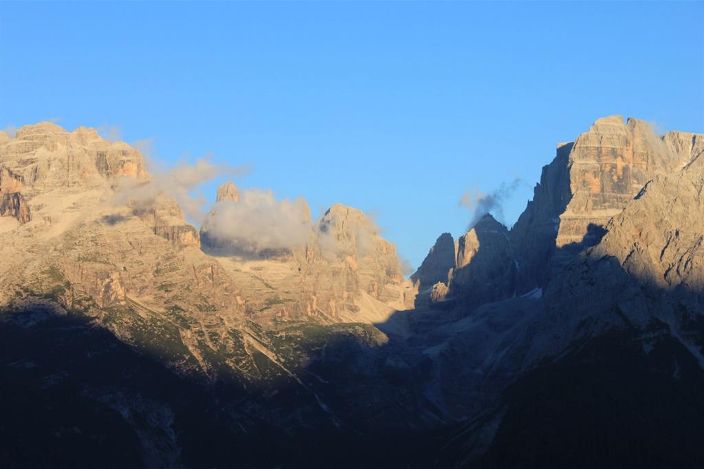 Da Madonna di Campiglio, un terso tramonto sulle Dolomiti di Brenta. Al centro, in ombra, il solco della Val Brenta - 