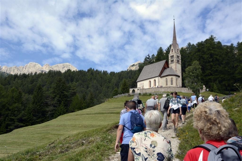 Un momento della camminata verso il santuario di Santa Giuliana in Val di Fassa (Boato)