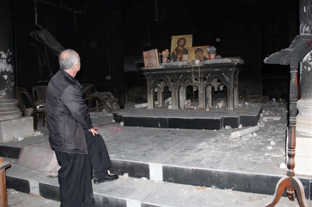 Padre Jalal Jako davanti all'altare della chiesa nuova di San Giorgio a Bartalla