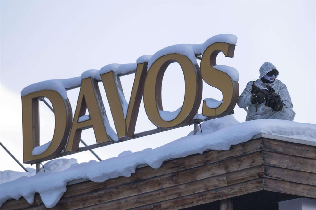 Cecchini proteggono il centro congressi di Davos (Ansa)