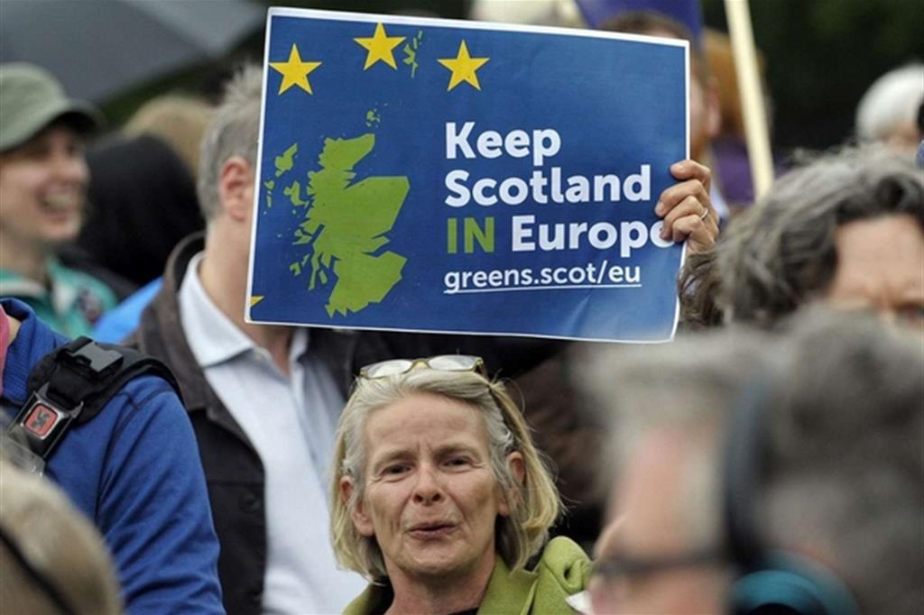 La protesta scozzese in favore della permanenza di Edimburgo in Europa.
