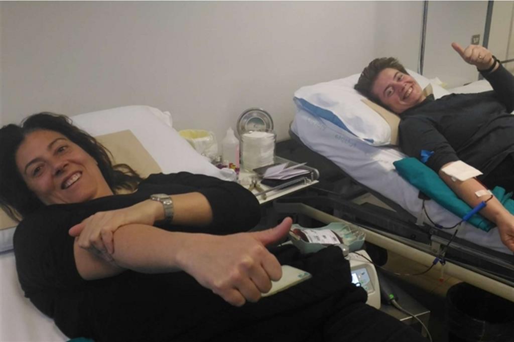 Al Policlinico di Milano il direttore generale Simona Giroldi e il direttore sanitario Laura Chiappa hanno donato il sangue e diffuso questa foto su Twitter lanciando un appello a donare