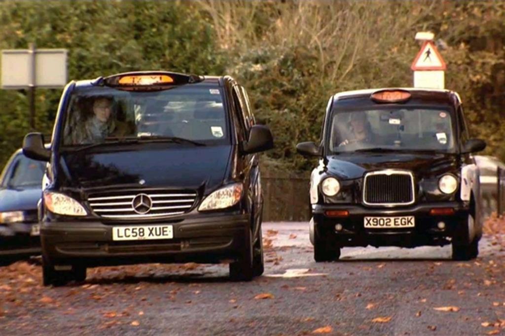 Taxi a Londra: a sinistra un Mercedes Vito e, a destra, il tradizionale Black Cab