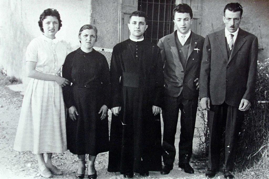 Il cardinale da giovane assieme alla sua famiglia - 