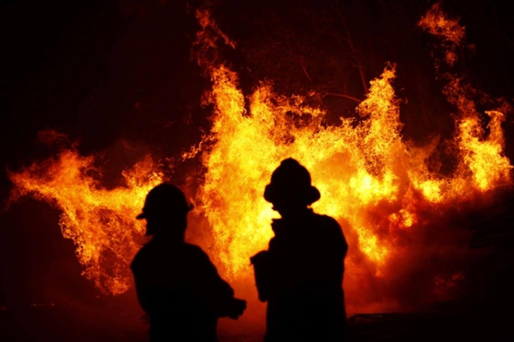 Salite a undici le vittime degli incendi boschivi: fiamme ancora fuori controllo
