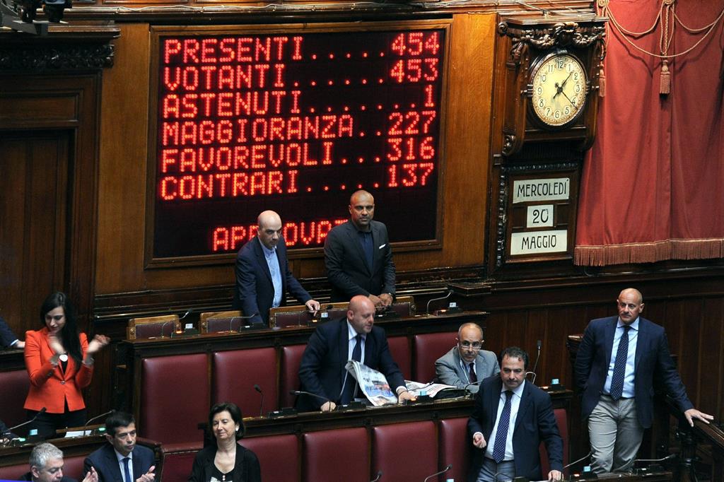 Una votazione alla Camera dei deputati (Fotogramma)