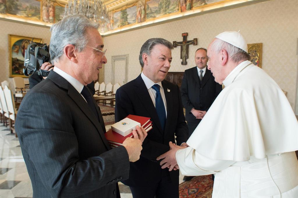 Il Papa con Manuel Santos (a sinistra) e Uribe all'incontro del 16 dicembre in Vaticano (Ansa)