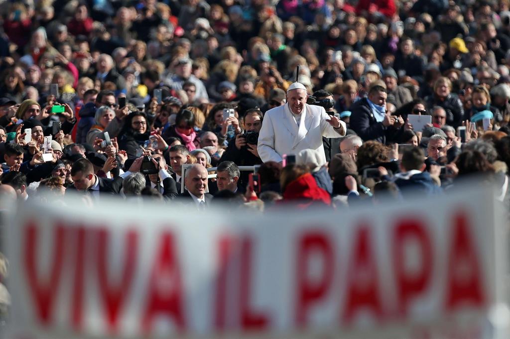 Manifesti contro Francesco, la Presidenza della Cei: vicini al Papa