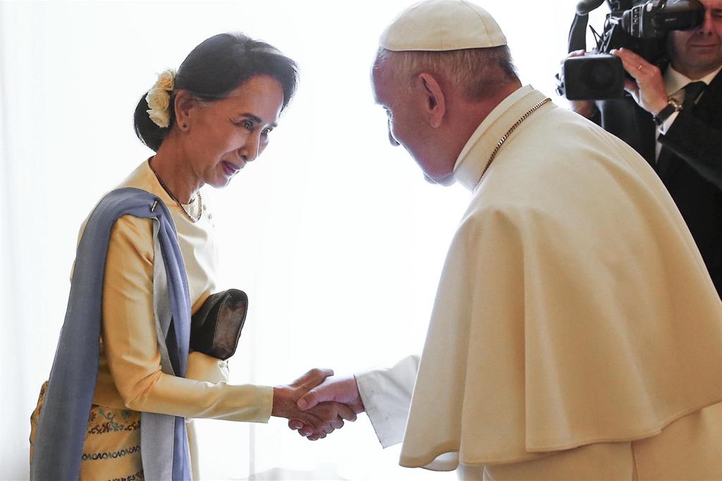 Aung San Suu Kyi, consigliere di Stato e ministro degli Esteri del Myanmar, ricevuta dal Papa in Vaticano il 29 agosto scorso (Ansa)