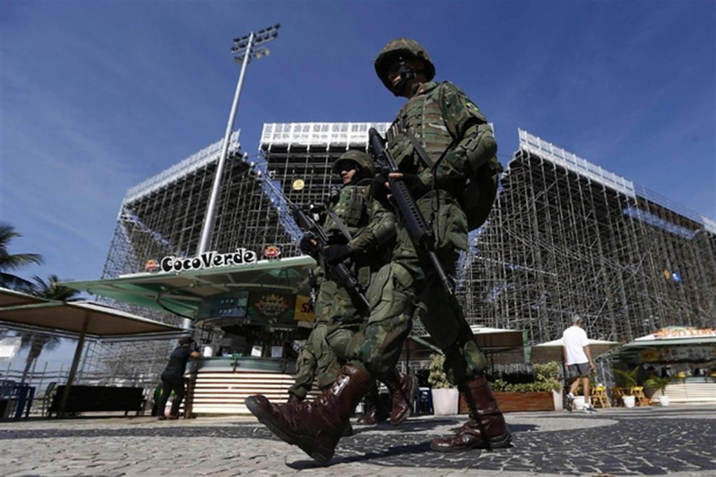 Dopo le Olimpiadi, l'esercito ritorna nelle strade di Rio de Janeiro (Ansa)