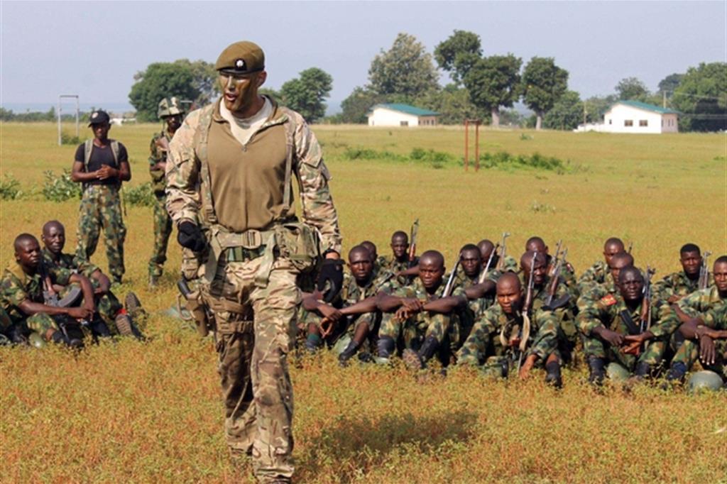 Un addestratore britannico tra le truppe nigeriane che lottano contro Boko Haram (Ansa)
