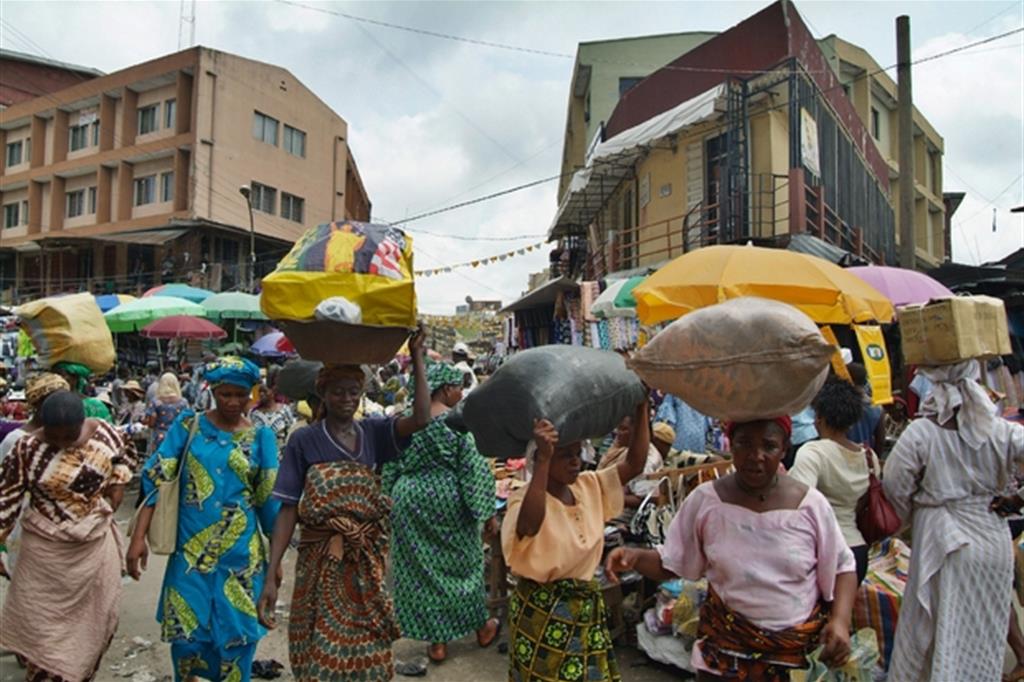 Una scena di vita quotidiana nel variopinto mercato di Lagos, in Nigeria (AP Photo/George Osodi)