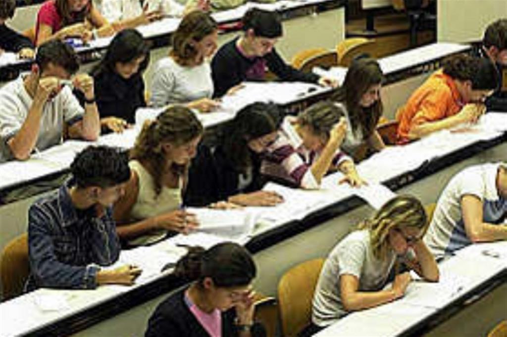 Studenti universitari impegnati in un esame