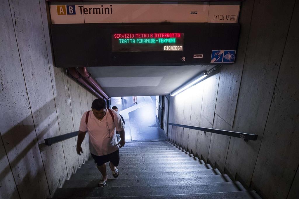 La linea metro interrotta per ore all'altezza della stazione Termini dopo l'incidente
