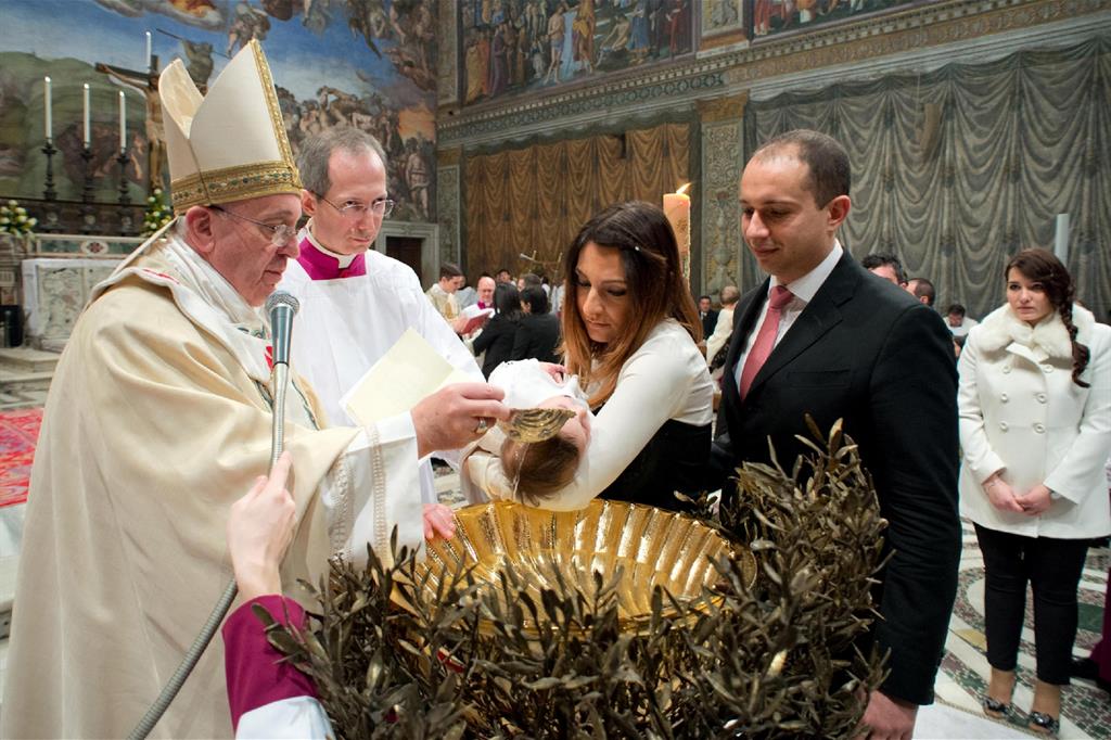 Il Papa battezza i bambini il 12 gennaio del 2014 (Foto Osservatore Romano)