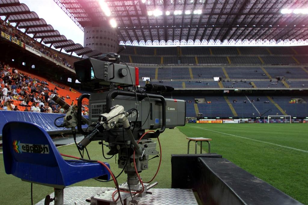 Una telecamera al bordo di un campo di calcio.  (Foto Ansa)