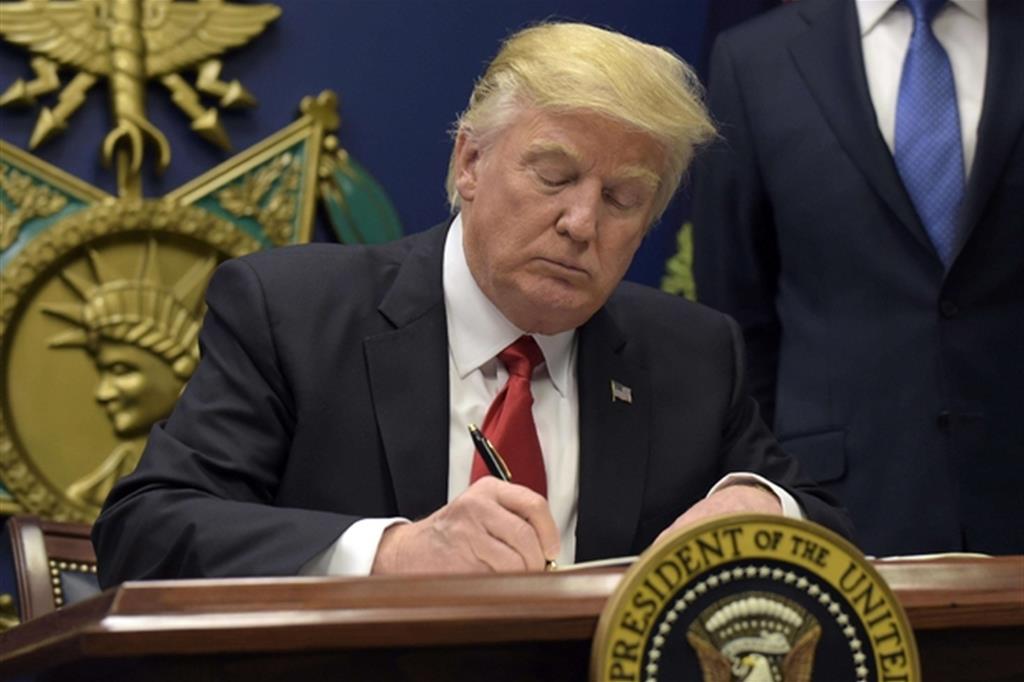 Il presidente degli Usa Trump firma il decreto per bloccare gli arrivi da sette paesi islamici (Ansa)