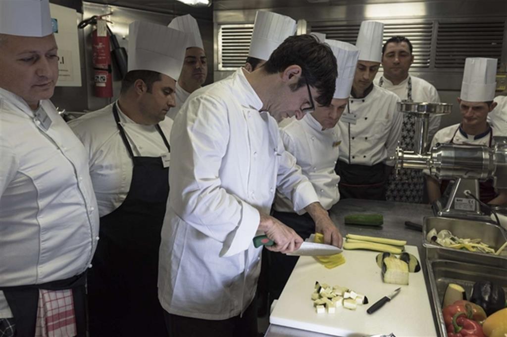 Matteo Temperini, executive chef stellato, durante un corso a bordo di una nave