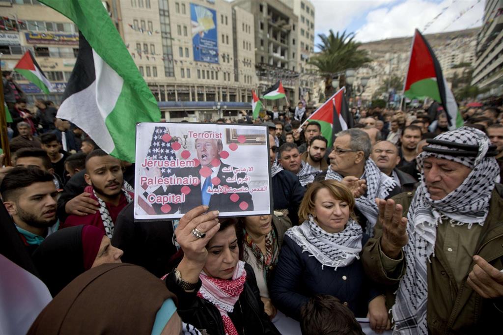 Palestinesi manifestano a Nablus in Cisgiordania contro la decisione di Trump di riconoscere Gerusalemme capitale di Israele (Ansa)