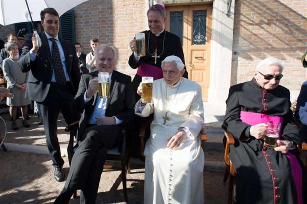 Benedetto XVI durante la festa bavarese per i suoi 90 anni il 17 aprile in Vaticano (Ansa)